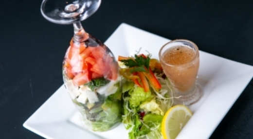 トマトとモツァレラチーズとアボカドのグラスサラダ